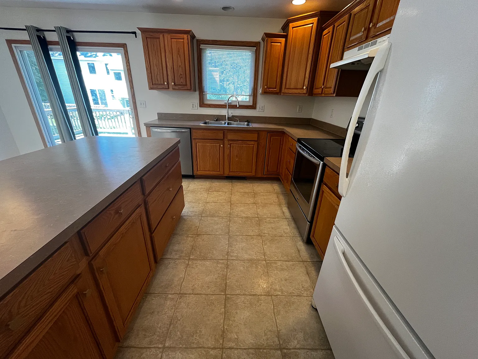 4 bed, 1830 sqft, $2,398 — Photo 2