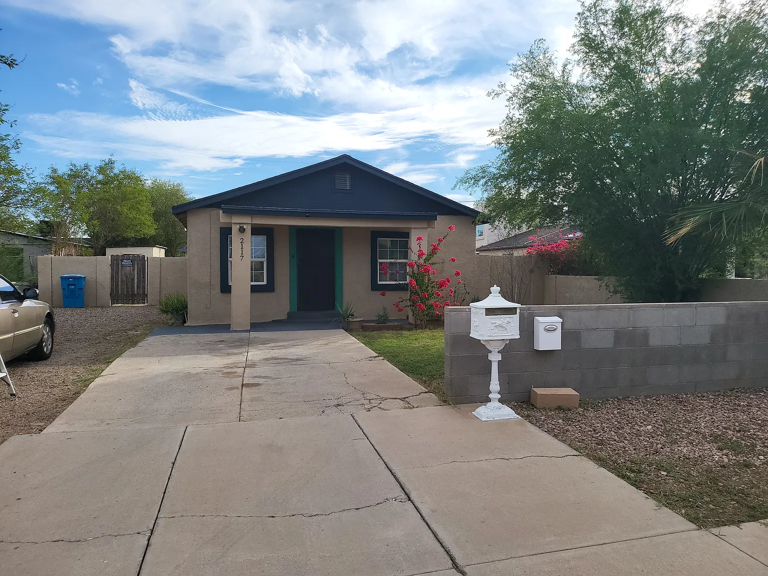 2117 W Hadley St — Photo 2