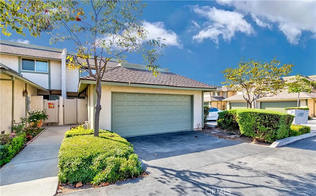 3 bed, 2.5 bath, 1752 sqft, $3,900 — Photo 1