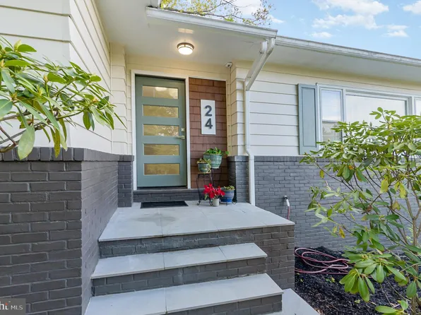 24 Charles Ave, Stewartstown, PA 17363