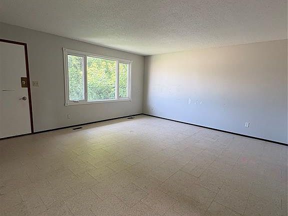 2nd image of 215 Granatier AVENUE