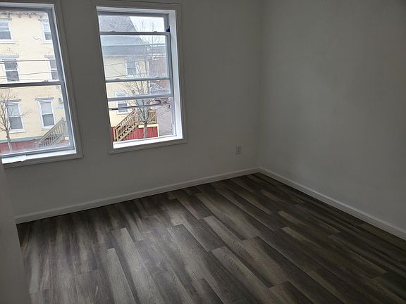 2nd image of 142 W Hanover St #2