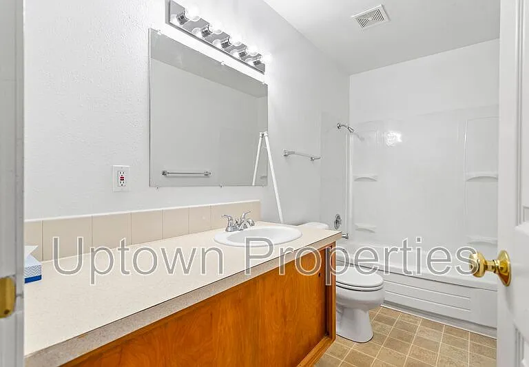 1420 SW Bertha Blvd #C1 — Photo 2
