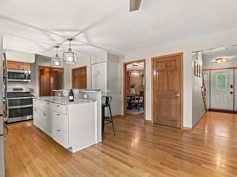 1872 Barrington Dr — Photo 16