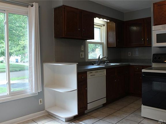 3rd image of 1010 Yorkshire Pl