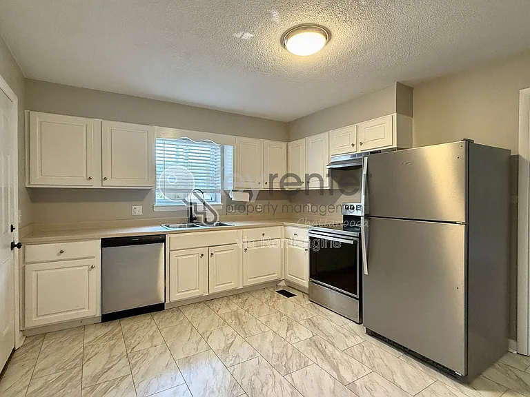 550 Alexander Dr #A — Photo 2
