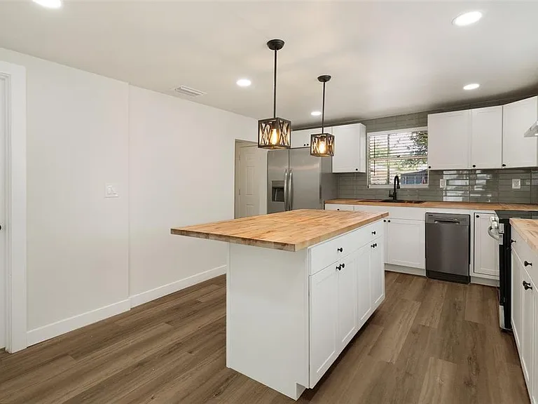 2329 W Beach St — Photo 15