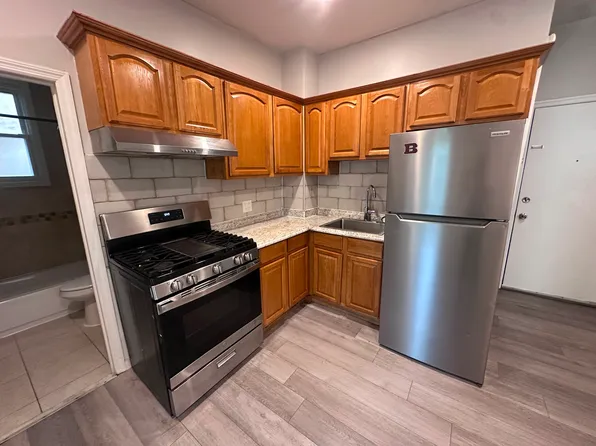 90 W 20th St #1E, Bayonne, NJ 07002