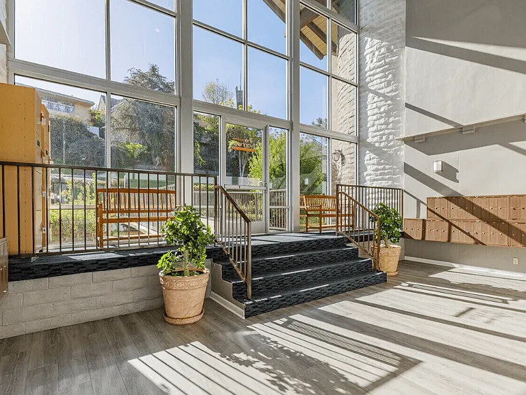 Ivanhoe Village Apartments — Photo 13