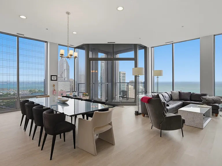 Premium 3 bedoom 2.5 bath unit in a premium building! Unobstructed lake, park and city views. Perfect location and great amenities. Includes one parking space.