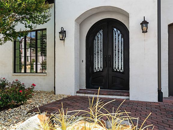 4th image of 3717 Villa Dr