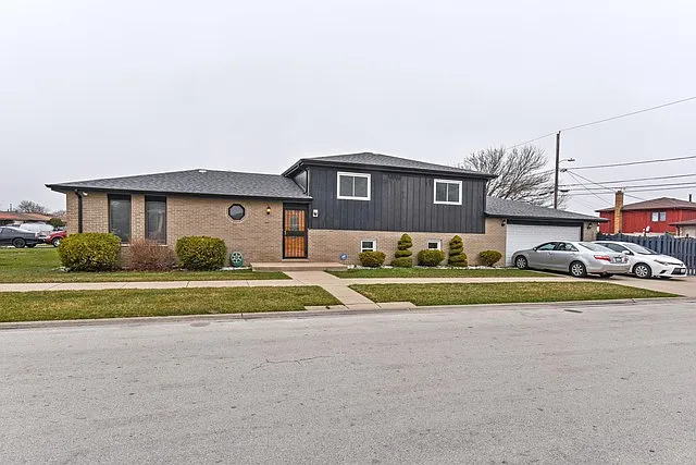 1102 Stewart Ave photo 1