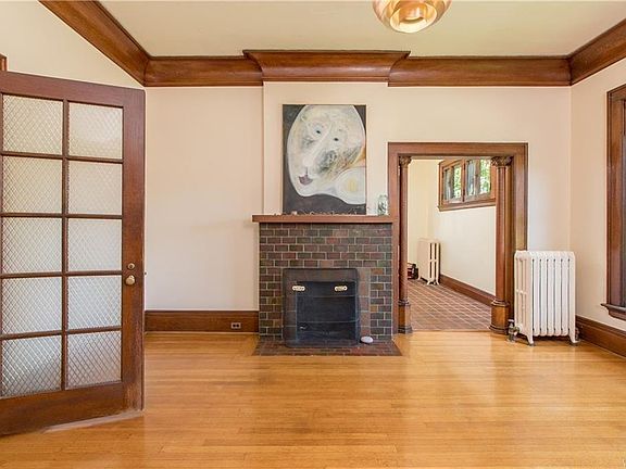 5th image of 8 College St
