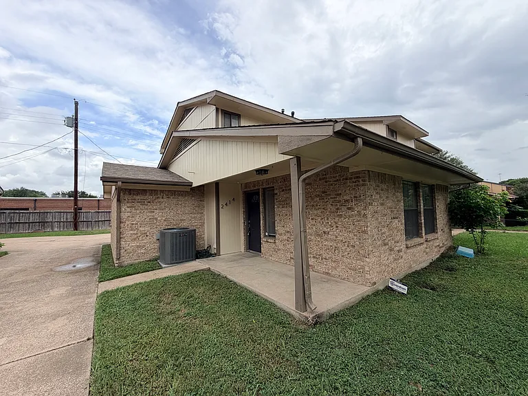 2412 Lakeview Cir #2414 — Photo 1