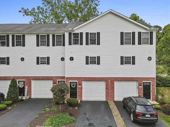 320 Creekview Ln, Oakdale, PA 15071