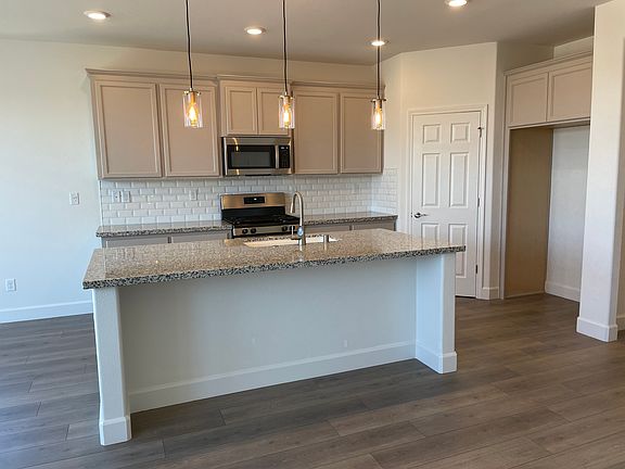 3rd image of 610 Tower Ct