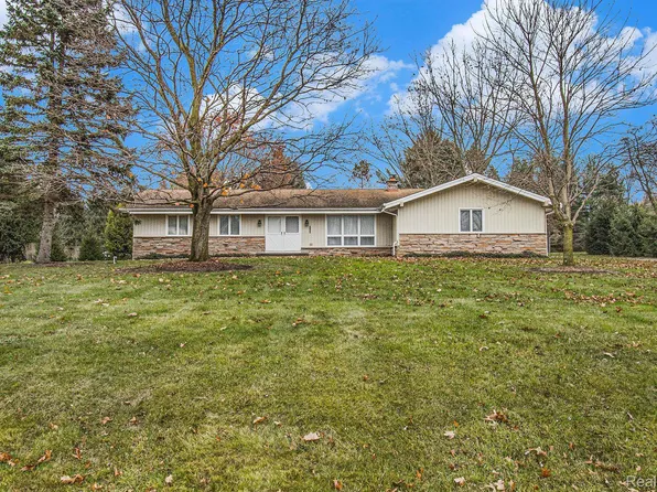 2100 Hartwick Ln, Howell, MI 48855