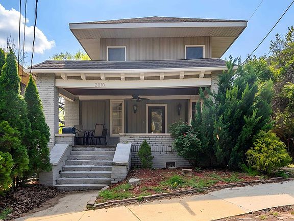 2nd image of 2810 Rhodes Cir S