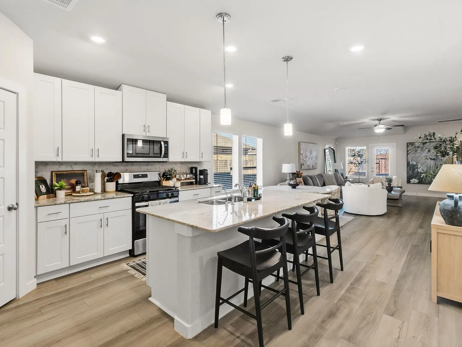 4 bed, 3.0 bath, 2065 sqft, $2,700 — Photo 4