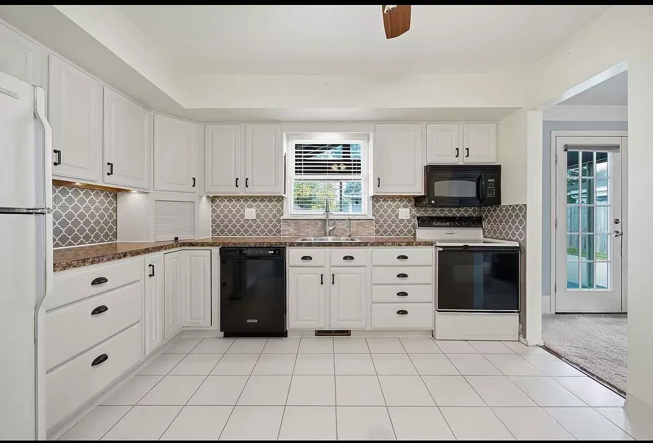 4 bed, 2321 sqft, $2,350 — Photo 2