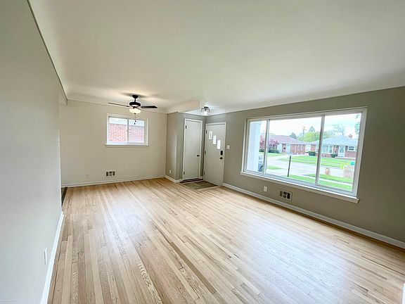 3rd image of 19054 Lister Ave