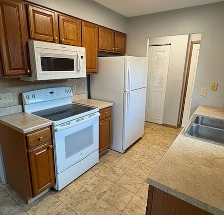 4th image of 860 Beech Ave