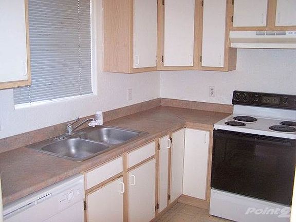 Lots of storage in kitchen