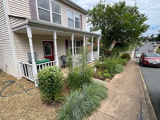 Excellent walkability to restaurants, coffee shops, bakeries, and downtown amenities