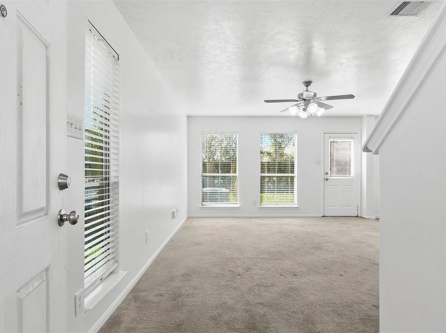 4 bed, 2.5 bath, 1804 sqft, $2,000 — Photo 3