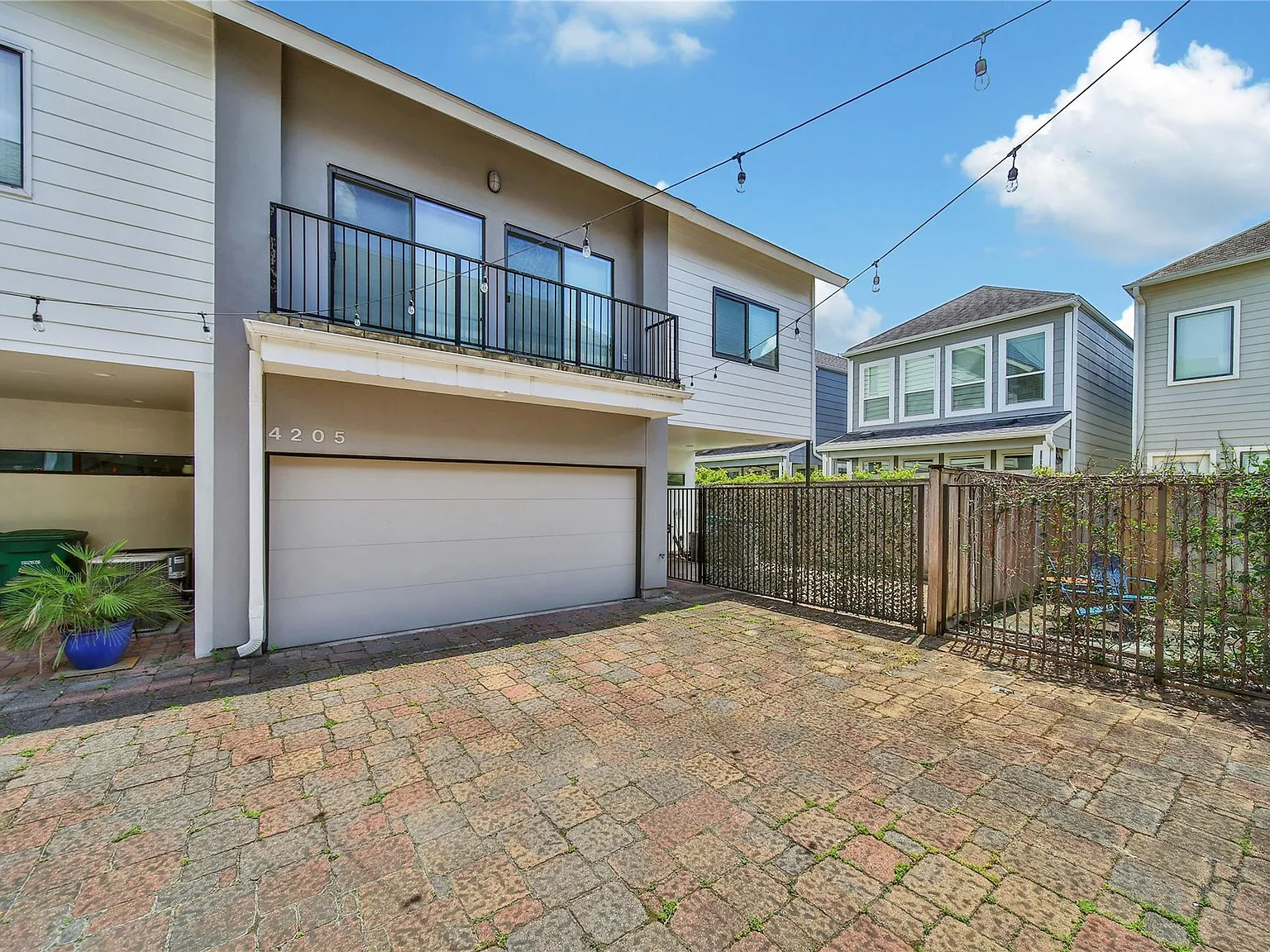 3 bed, 2.0 bath, 1682 sqft, $2,850 — Photo 2