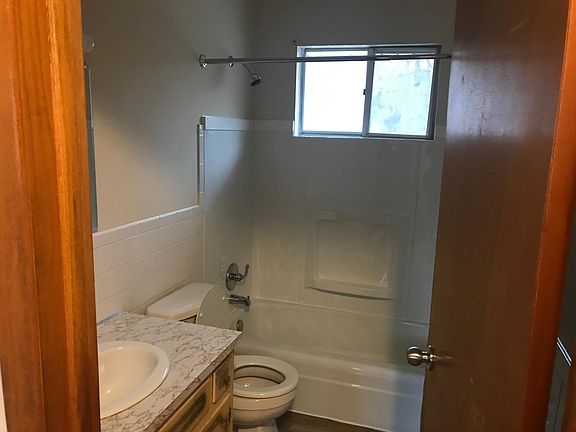 3rd image of 431 Saybolt Ave APT 1