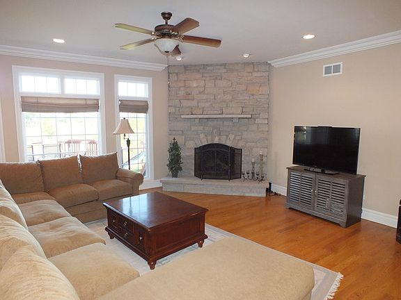 3rd image of 11721 Azure Dr