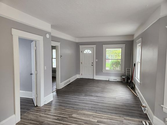3rd image of 4405 Woburn Ave