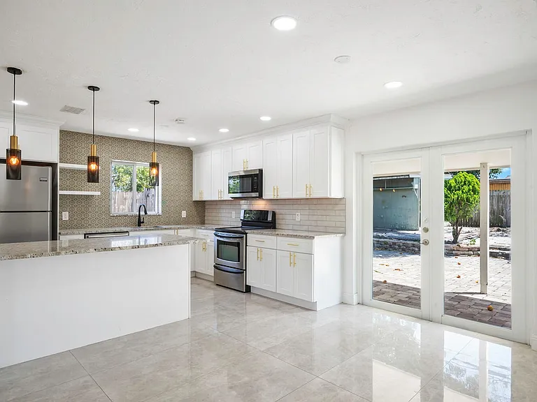 2100 N Seacrest Blvd — Photo 4