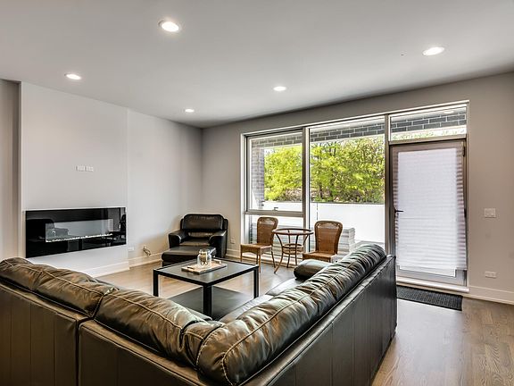 4th image of 2343 N Seeley Ave #1B