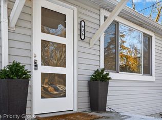636 Lake View Dr, White Lake, MI