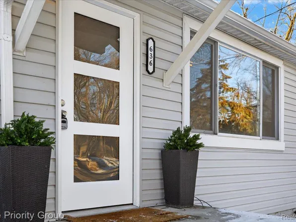 636 Lake View Dr, White Lake, MI 48386