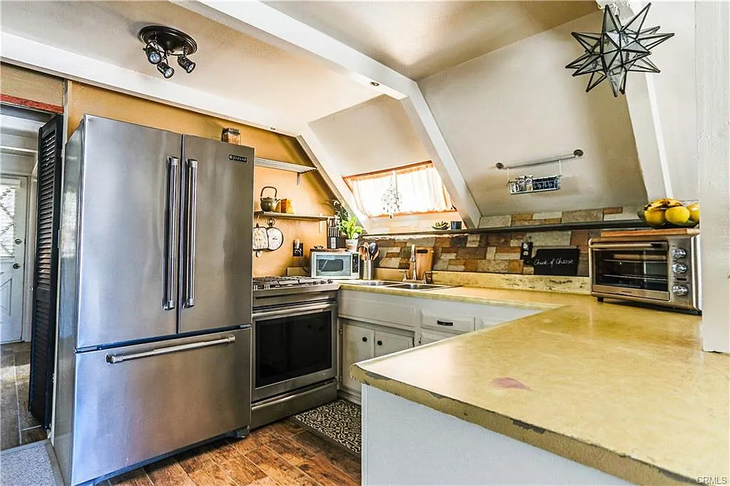 2 bed, 1056 sqft, $1,975 — Photo 4