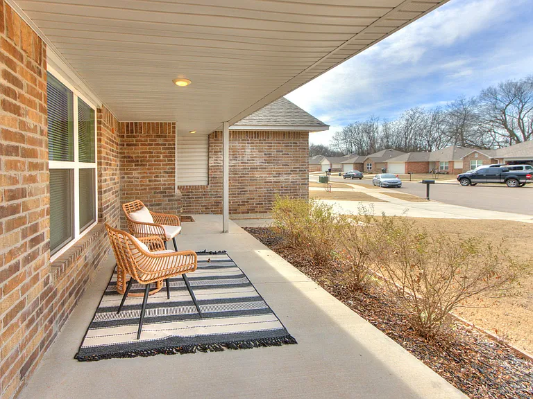 823 Highgarden Cir — Photo 2