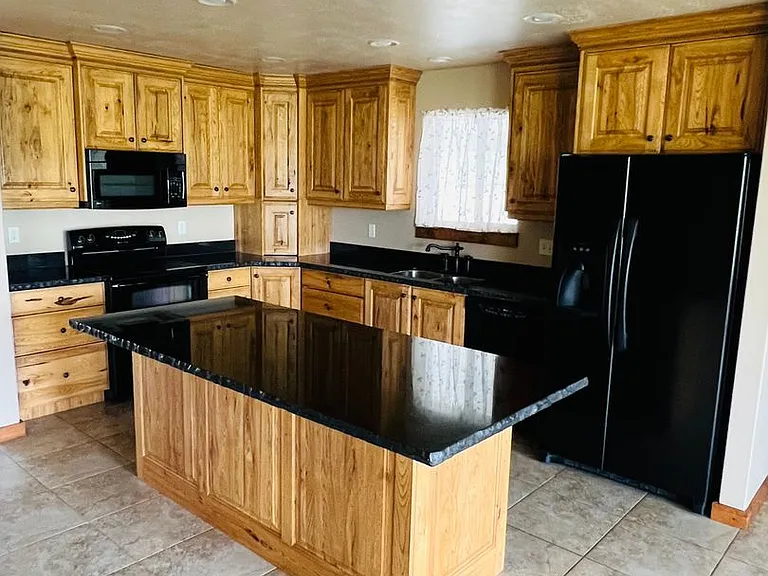 925 S 7450 E — Photo 2