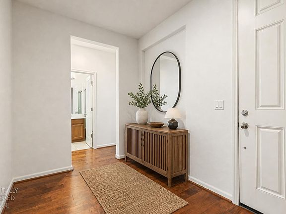 4th image of 906 Baytree Pl
