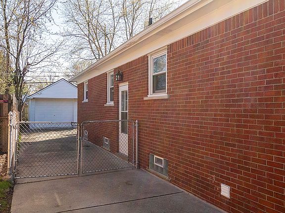 4th image of 22420 Trombly St