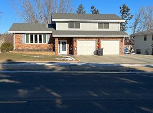 1360 12th St W, Dickinson, ND 58601