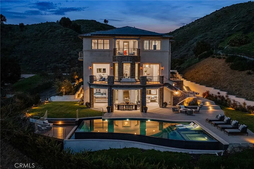 6 bed, 8.0 bath, 8305 sqft, $40,000 — Photo 2