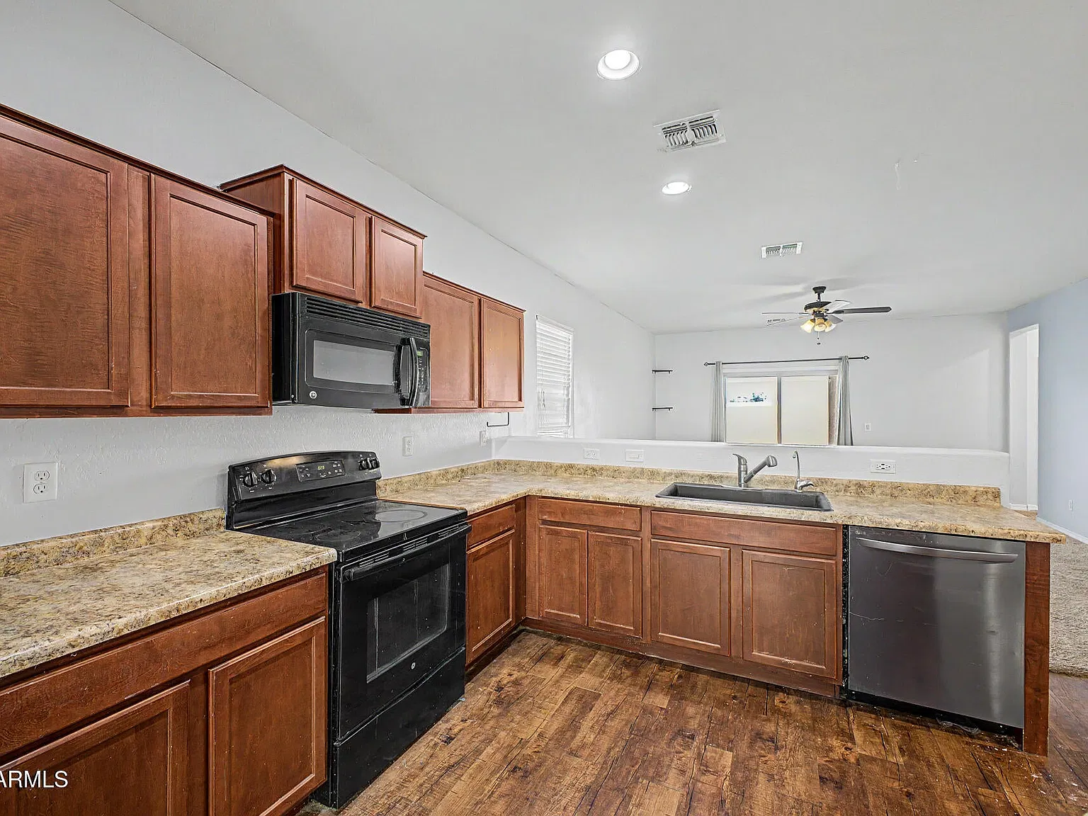 3 bed, $1,900 — Photo 2