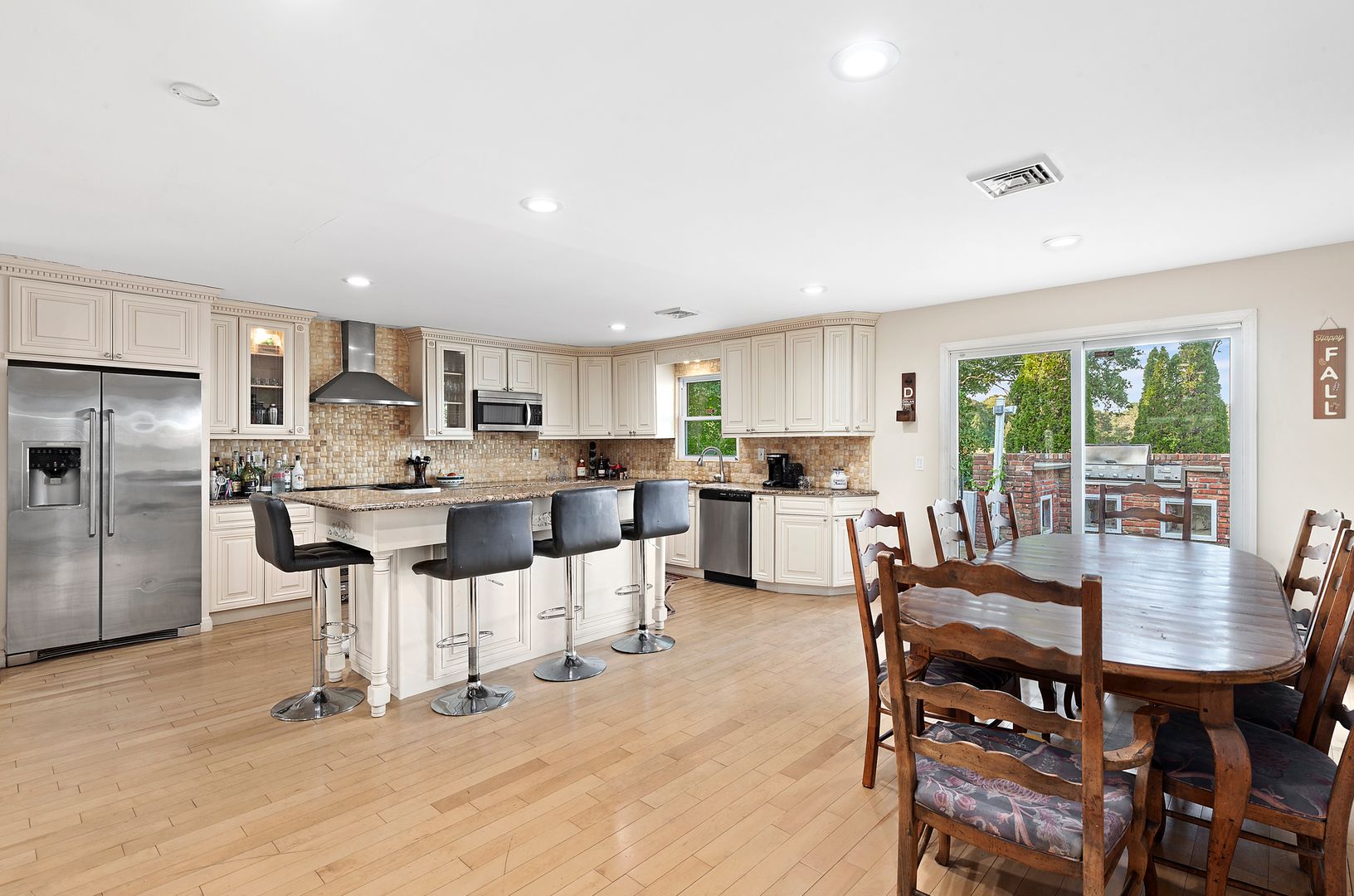  Large Viking kitchen with dining area