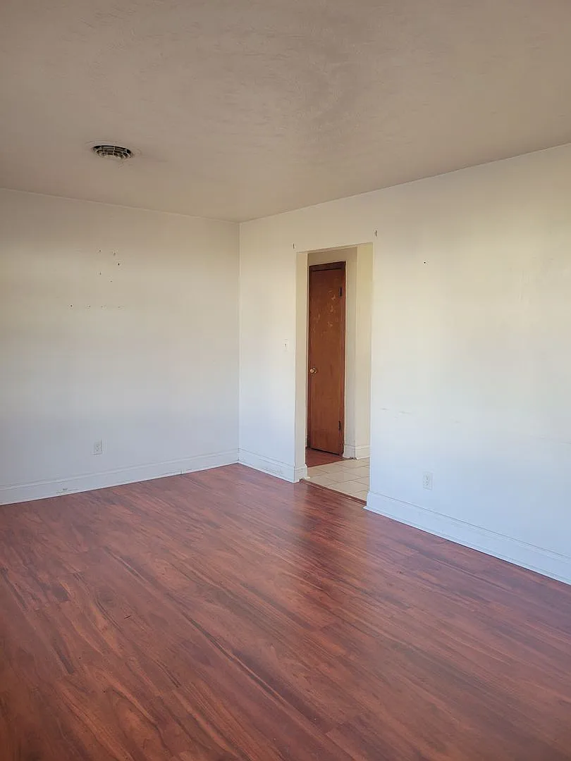 2 bedroom 1 bathroom townhouse — Photo 2