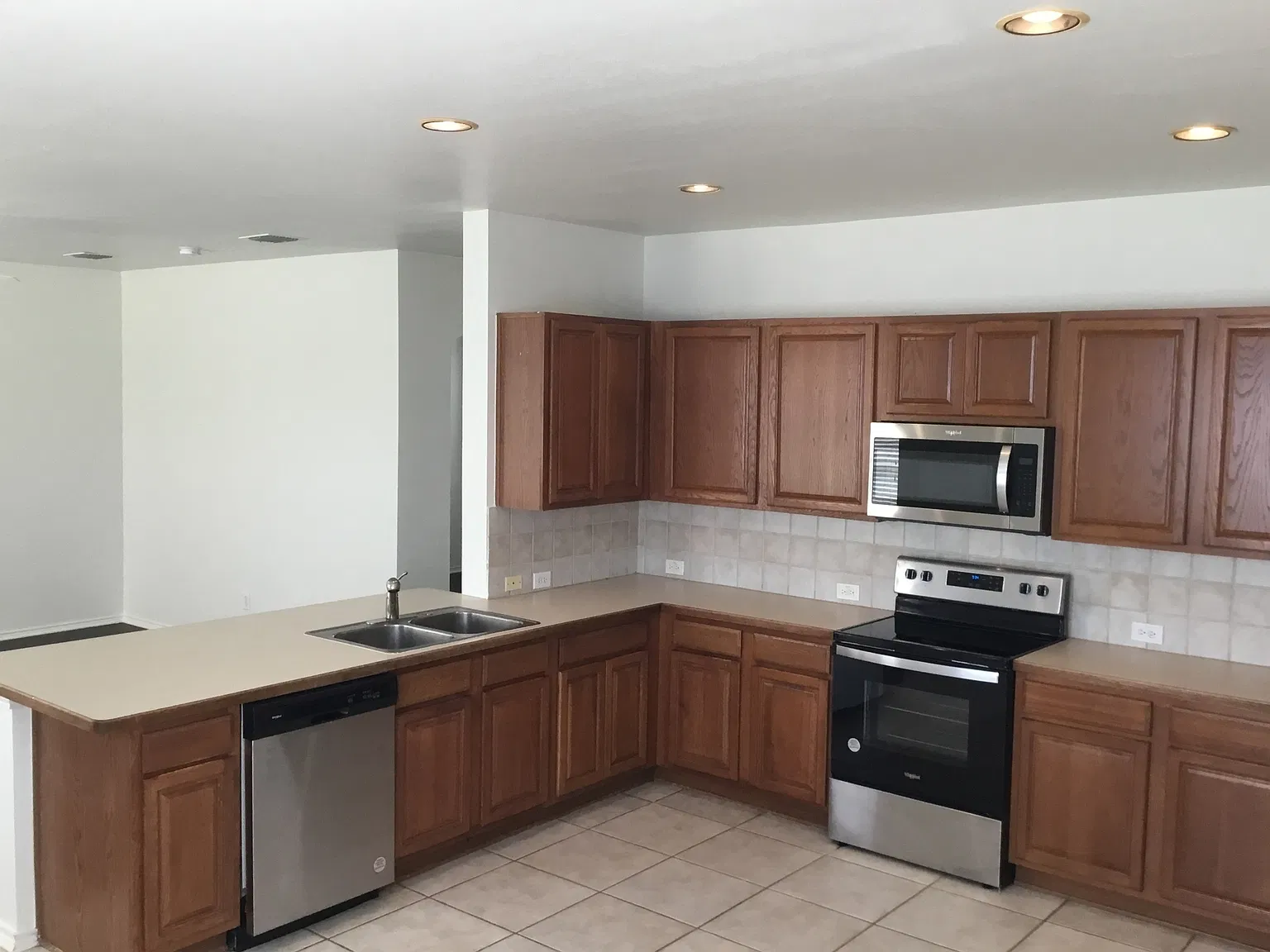 3 bed, 2.5 bath, 3048 sqft, $2,710 — Photo 2