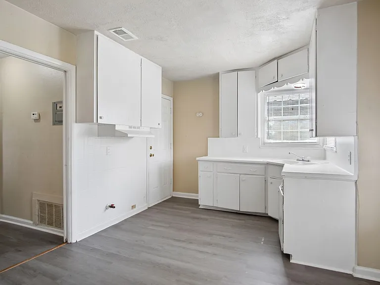 2818 E Houston St — Photo 11