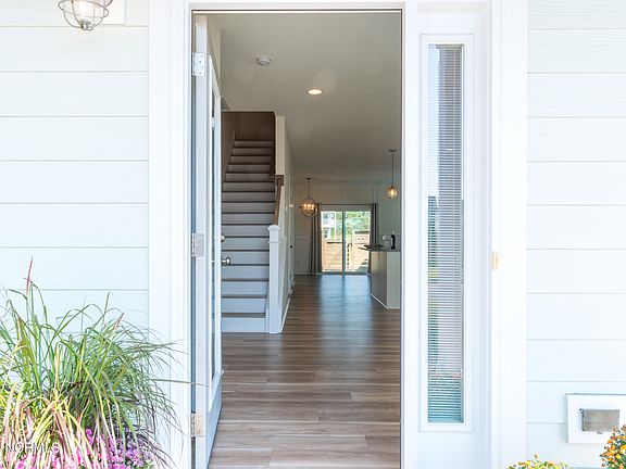 4th image of 909 Wharton Avenue